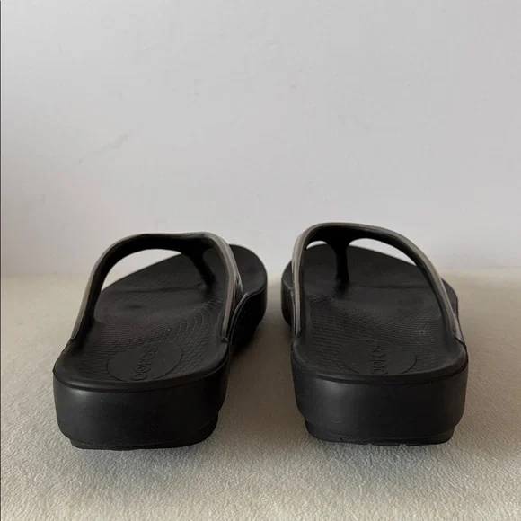 OOFOS flip flops - Picture 7 of 11
